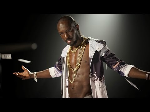 alisee akowando הזמר הראשי בהפקת הוידאו קליפ